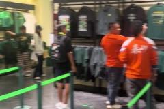 現場網友：世界和平了啊！泰山球迷買國安T衫