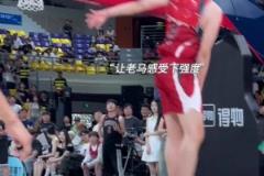 啊這...安保喊：烏龜不讓扔，山東球迷：烏龜不讓扔，殺了它