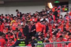 又來了！泰山球迷在工體玩“丟烏龜”