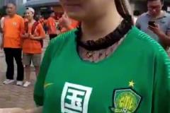 啊這...女球迷穿：國安是xx球衣，在魯能球迷群中亮相