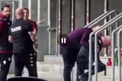 路人拍到布彭扎老師在祭祀點前雙膝跪地，無法控制情緒