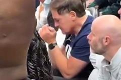 徹底改變獨行俠命運！東契奇爆發擊敗獨行俠時，庫班看臺懊惱搖頭