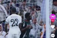 嘴巴真碎！庫爾圖瓦撲出薩卡點球后，維尼修斯還在喋喋不休