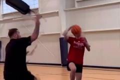 妳也挺牛啊！小姐姐展示歐文的6種拉桿上籃