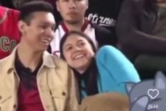 當(dāng)面綠？kisscam男朋友不愿意親嘴，被身后男子撿到機(jī)會(huì)