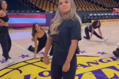 紐約尼克斯G1戰(zhàn)勝活塞后球迷在麥迪遜廣場花園外大喊法克吹楊