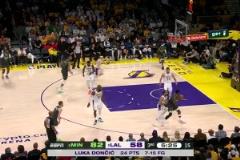 老詹這表情亮了！華子回防中與詹姆斯互相推搡，吃到技犯！