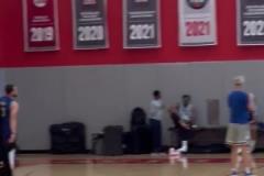 這可真是活久見了！你敢信，庫里竟然連續四次空位三分不中