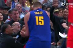 寸土必爭！約基奇和快船助教范甘迪爭球這一幕，太喜感了