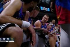 約馬龍暫停期間約老師又拿起了戰術板，親自給隊友們畫戰術！