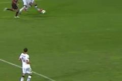 梅西聽見孩子呼喊聲后，徑直走過來擁抱了這個小男孩