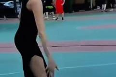 又美又颯！俄羅斯美女EraShera穿高跟裙子在籃球場上打球