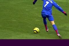 下黑腳啊??薩卡被踩這下看著真疼，伊鎮球員被直紅罰下