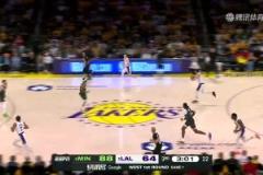 王者歸來！愛德華茲上籃受傷，短暫返回更衣室后又回來繼續(xù)輸出！