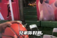 像黑人小伙在中國用中文表示：我是愛德華茲的遠房親戚