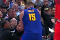 搶紅眼了這是約基奇追到場邊，從范甘迪手里大力搶球