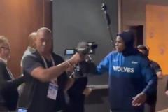 心靜如水！華子賽后走回更衣室：沒什么的，這只是第一場比賽而已