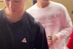 韋世豪在酒店門口遭球迷熱情圍堵簽名，耳環時尚吸睛！