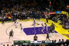 愛德華茲正面單挑東契奇，迎射三分命中！隨后做出嘲諷手勢！