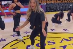 湖人啦啦隊賽前模仿湖人球員動作 誰的更像？