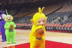 夢(mèng)幻聯(lián)動(dòng)！名場(chǎng)面：誰(shuí)的童年？猛龍吉祥物教天線寶寶打籃球！