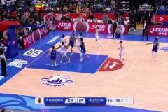 楊瀚森最后強攻被破壞出界，慢鏡顯示胡金秋疑似犯規(guī)，最終裁判吹后場球