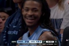 啊？灰熊落后54分全隊悶悶不樂，場下莫蘭特竟然大笑了起來