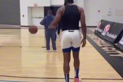 登哥現(xiàn)在常用的撤步三分動作，有可能吹走步嗎？