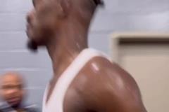 見慣大場面！庫里賽后一臉平靜走入球員通道，和工作人員碰拳