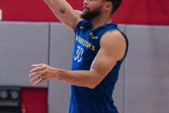 勇士備戰與火箭G1：庫里手指還有不適 追夢連中三分抖肩慶祝