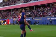 這配合神了！巴薩女足傳遞腳后跟送助攻，皮娜跟進勁射終結！