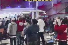 船蜜們回家嘍！快船球迷在主場外慶祝G2勝利，直覺巨蛋見