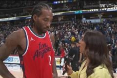 今天這紅色球衣像不像當年的猛龍小卡？賽后接受采訪依舊一臉平靜，果然機器人呀！