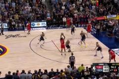 爆發沖突！穆雷與鮑威爾糾纏在一起，直接將后者舉起來了！