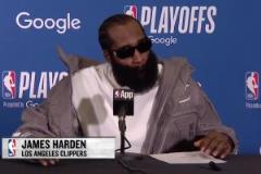 C了一整場辛苦了！小卡賽后累得扶膝，哈登過來抱抱摸摸頭！