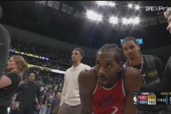 今天19中15殺瘋了！比賽結束后，小卡累得扶膝，隊友上前圍住