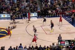 鮑威爾這個三分也相當關鍵！把握住掘金失誤的機會，迎射約基奇！