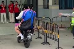 今天是騎車上班的小羊~