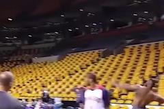 詹姆斯的臂力太恐怖了.....全場單臂扔球還進了