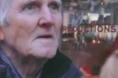 你怎能不愛足球呢？經典名場面：街頭采訪的老人竟然就是當事人？