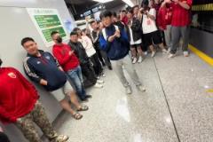 還好相安無事！落單申花球迷旁，一群海港球迷