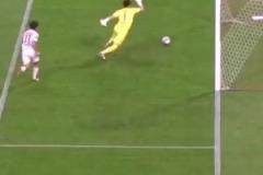 都開(kāi)始明著演了？J聯(lián)賽浦和紅鉆門(mén)將締造史詩(shī)級(jí)烏龍