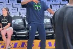 華子賽前熱身飚進logo三分 魔性搖擺起舞