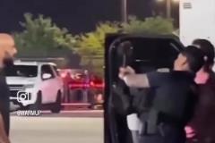 警察和梅西一起合影，保鏢在旁邊一直盯著