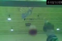 裝杯成功，進球有效。 喬丹 閉眼罰球穩穩命中，這是肌肉記憶吧