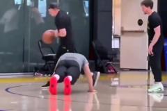 東契奇和助教比罰籃輸了，只能乖乖趴下做俯臥撐....