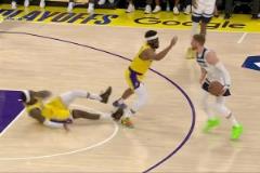 范德彪被迪文肘倒反被吹防守犯規！雷迪克直接挑戰成功改判！