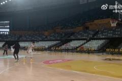 青島三分這是要開呀？青島隊今天玩中場投籃！連進4記