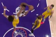 狼王亮獠牙！愛德華茲直殺禁區，滑翔折疊擰身隔扣海斯