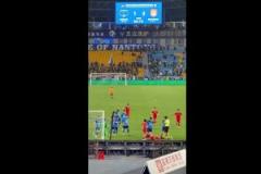 太嚇人了！中甲比賽，工作人員拿板凳砸球員，幸好沒砸到